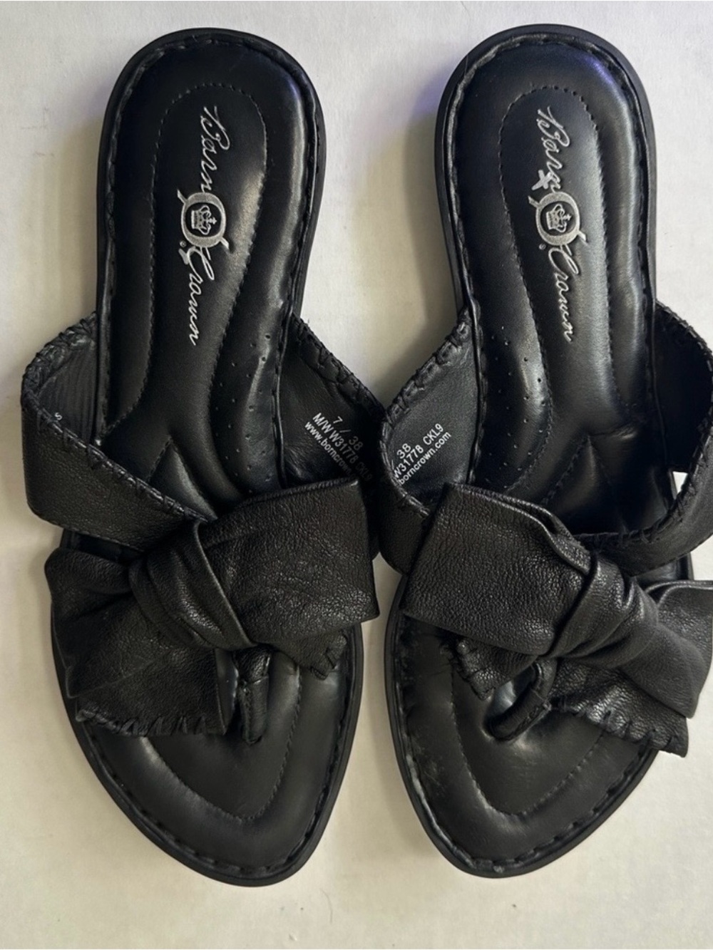 Born Crown Women's Black Leather Bow Thong Flat Slide Sandals Sz 7/ 38‎
